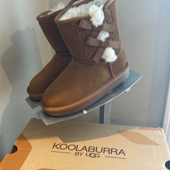 Koolaburra by UGG Child Victoria Short Fashion Warm And Cozy Boot PRICE IS FIRM - Picture 1 of 7